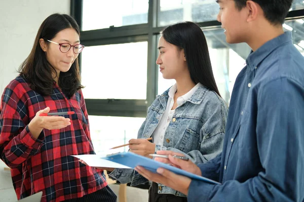 Arquitecto Ingeniero Diseñador Interiores Equipo Trabajo Discutiendo Casa Plano Del — Foto de Stock