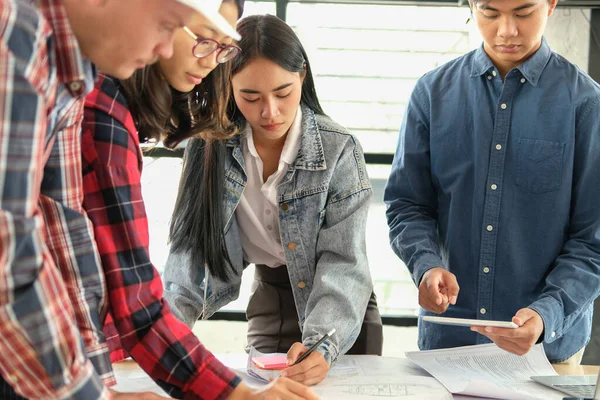 Arquitecto Ingeniero Diseñador Interiores Equipo Trabajo Discutiendo Casa Plano Del — Foto de Stock