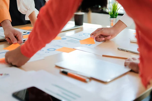 Gente Negocios Discutiendo Sobre Los Ingresos Por Desempeño Reunión Empresaria — Foto de Stock