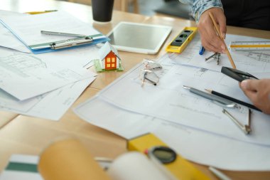 Mimar mühendis iç mimar takımı toplantıda gayrimenkul projesinin planı üzerinde çalışıyor. inşaat takım çalışması kavramı