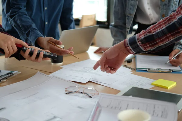 Arquitecto Ingeniero Diseñador Interiores Equipo Trabajo Discutiendo Casa Plano Del — Foto de Stock