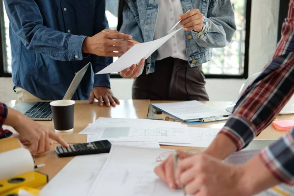 Arquitecto Ingeniero Diseñador Interiores Equipo Trabajo Discutiendo Casa Plano Del — Foto de Stock