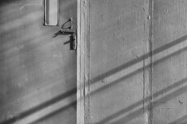 Kapı ve duvarda güneş ışığı. Binanın içi. siyah & beyaz