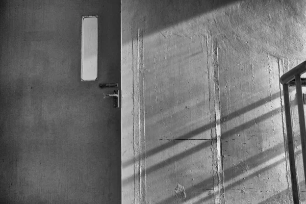 Lumière Soleil Sur Porte Mur Intérieur Bâtiment Noir Blanc — Photo