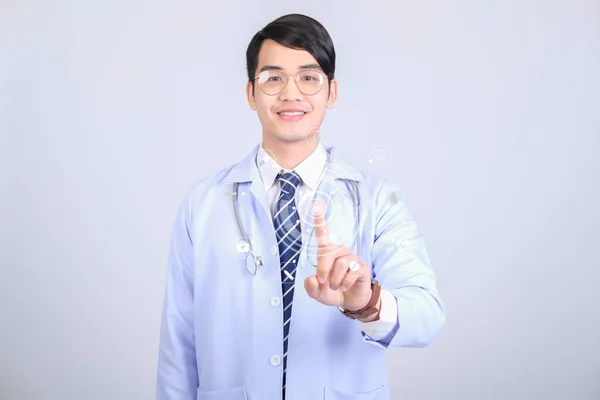 Lekarz Lekarz Praktykujący Stetoskopem Białym Tle Koncepcja Opieki Zdrowotnej Dla — Zdjęcie stockowe