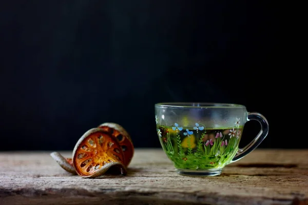 Jugo Frutas Cebo Caliente Aislado Base Hierbas Sobre Fondo Negro — Foto de Stock