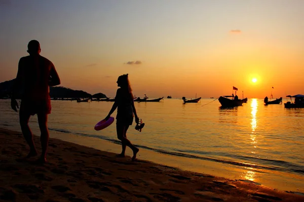 Silhouette Picture Tourist Walking Beach Resort Sunset Time — Stock Photo, Image