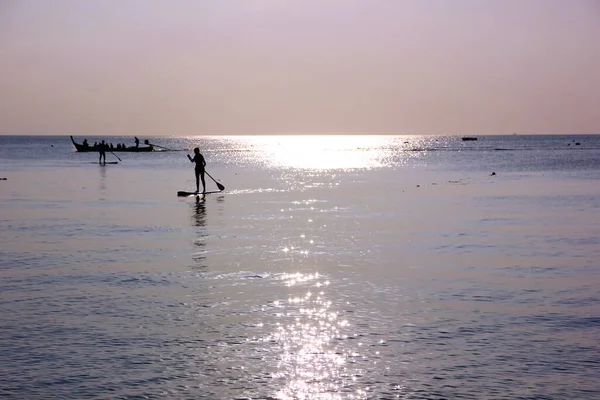 Turista São Desfrutar Com Prancha Surf Mar Noite Antes Sol — Fotografia de Stock