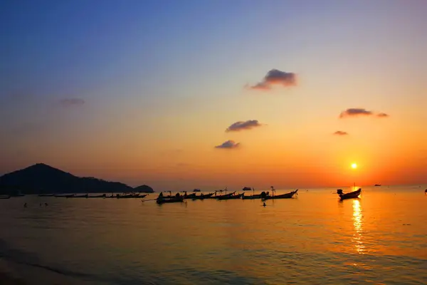 Туристическая Семья Наслаждаются Купанием Море Вечернее Время Захода Солнца Set — стоковое фото