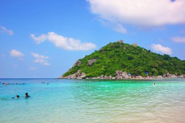 Nang YUAN adasıyla turist. Yabancı turistler güneşlenmenin, dalmanın, dalmanın, güzel denizde şnorkelle yüzmenin ve yeşil adanın tadını çıkarıyorlar..