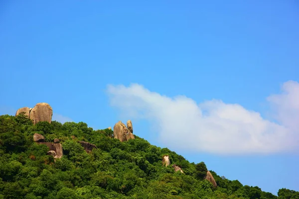 Hermosa Roca Cima Montaña Verde Con Cielo Azul Nube Blanca —  Fotos de Stock
