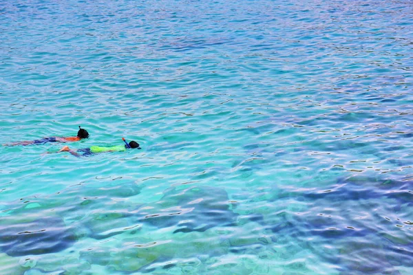 Turista Sono Felici Immergersi Con Mare Bellissimo Ragazzi Fanno Snorkeling — Foto Stock
