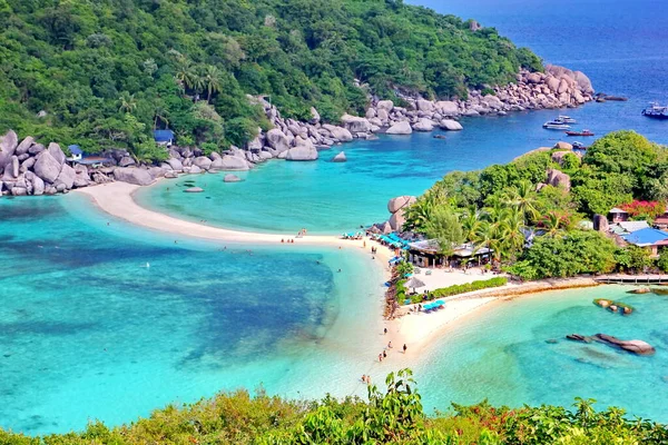 Yüzthani 'deki Koh Tao yakınlarındaki Nang Yuan adası Tayland' ı ziyaret edin. Dalış, scuba.dalış güzel deniz ve mavi gökyüzü beyaz bulut arka planına şnorkelle dalmak.