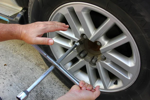 Carro Proprietário Está Usando Caixa Ferramentas Remover Roda — Fotografia de Stock