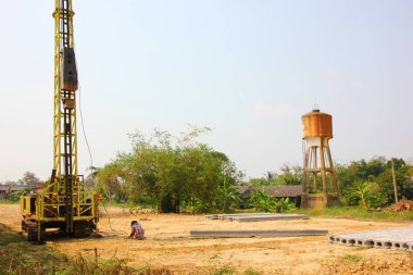 Kazık vinç makinesi şantiyede çalışıyor..