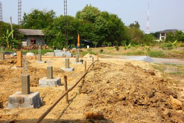 Çelik yapı ile güçlendirilmiş çimento yığını yeni binada çimento direği yapmak için.