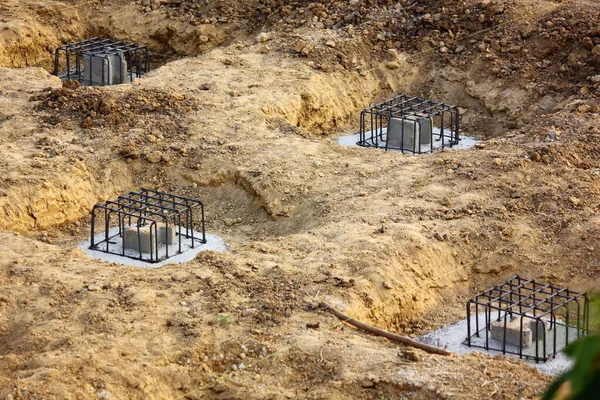 Yeni bina için güçlendirilmiş çimento yapmak için çelik yapısı olan kazık deliği..