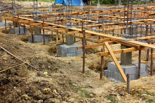 建筑工地水泥底板施工用钢筋混凝土桩 — 图库照片