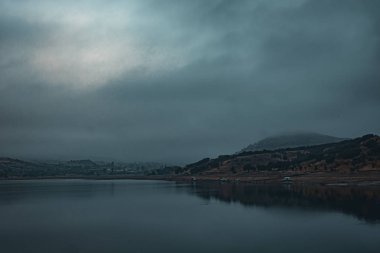 dağ bulutu güneş ve ağaç gölü manzarası