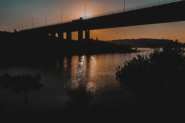 Západ Slunce Most Jezero Barvy Panoramatu — Stock fotografie