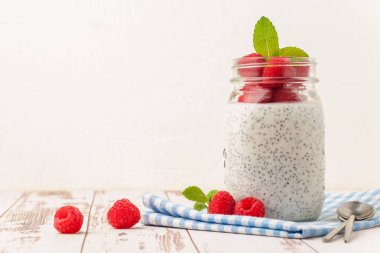 Ahududu ve taze naneli Chia pudingi.