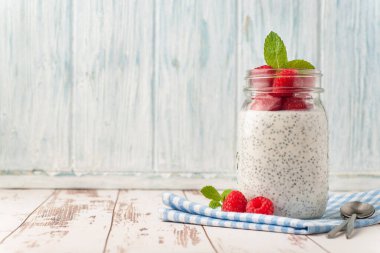 Ahududu ve taze naneli Chia pudingi.