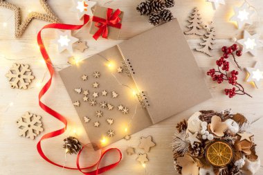 Defteri siyah bir kağıtta, tahta bir masanın üzerinde aç.