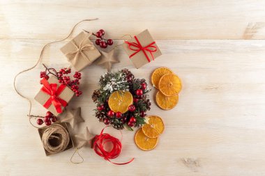 Noel süslemeleri elle yapıldı. Şenlikli bir süslemeyle. 