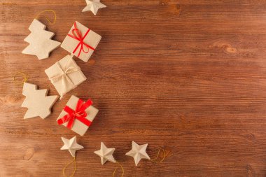 Geri dönüştürülmüş kağıttan yapılmış hediye paketi.