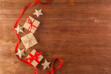 Geri dönüştürülmüş kağıttan yapılmış hediye paketi.