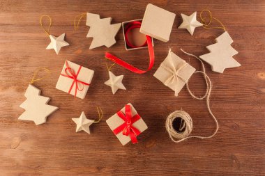 Geri dönüştürülmüş kağıttan yapılmış hediye paketi.