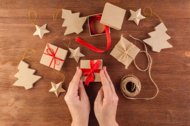 Geri dönüştürülmüş kağıttan yapılmış hediye paketi.