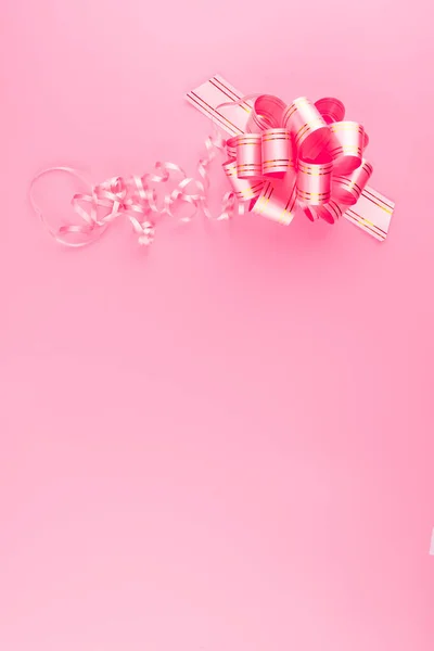 Arco decorativo rosa para presentes em um fundo pastel rosa . — Fotografia de Stock