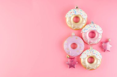 Yeni yıl donut şekilli Noel ağacı oyuncakları pembe pastel sırt üzerinde