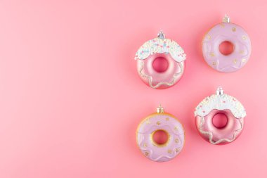 Yeni yıl donut şekilli Noel ağacı oyuncakları pembe pastel sırt üzerinde