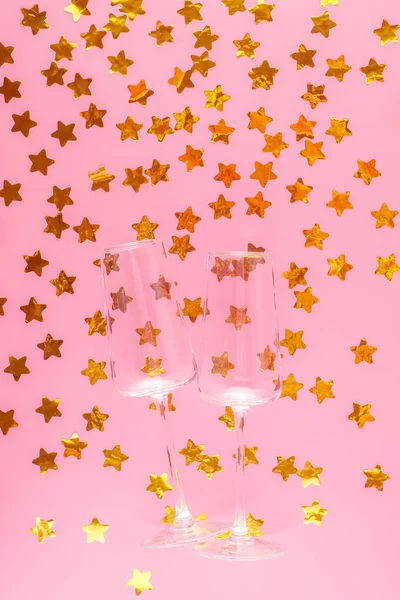 Два пустых бокала шампанского на фоне розовой пастели — стоковое фото