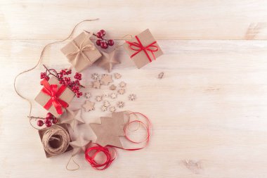 Geri dönüştürülmüş kağıttan yapılmış hediye paketi.