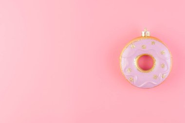 Yeni yıl donut şekilli Noel ağacı oyuncakları pembe pastel sırt üzerinde