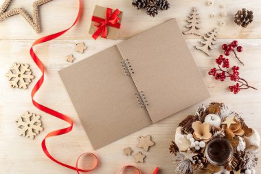 Defteri siyah bir kağıtta, tahta bir masanın üzerinde aç.