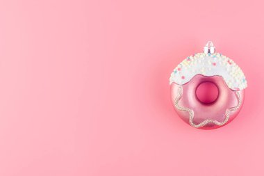Yeni yıl donut şekilli Noel ağacı oyuncakları pembe pastel sırt üzerinde