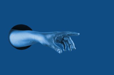 El, bir delikte farklı jestler ve semboller gösterir.