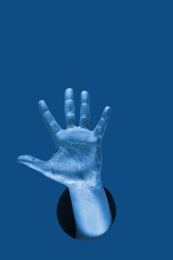 El, bir delikte farklı jestler ve semboller gösterir.