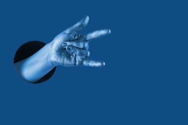 El, bir delikte farklı jestler ve semboller gösterir.