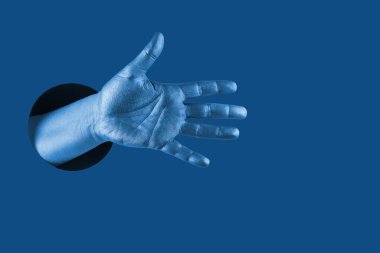 El, bir delikte farklı jestler ve semboller gösterir.