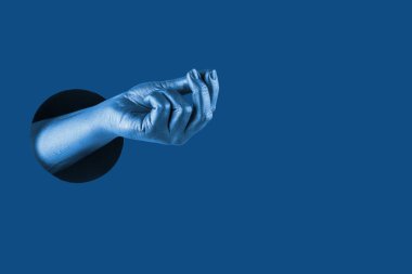 El, bir delikte farklı jestler ve semboller gösterir.