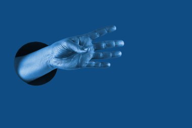 El, bir delikte farklı jestler ve semboller gösterir.