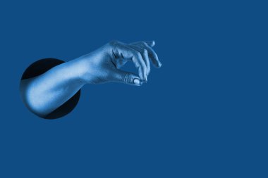 El, bir delikte farklı jestler ve semboller gösterir.