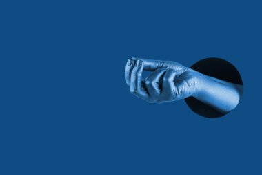 El, bir delikte farklı jestler ve semboller gösterir.