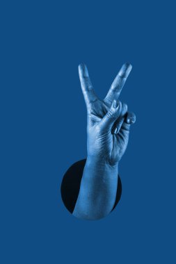 El, bir delikte farklı jestler ve semboller gösterir.