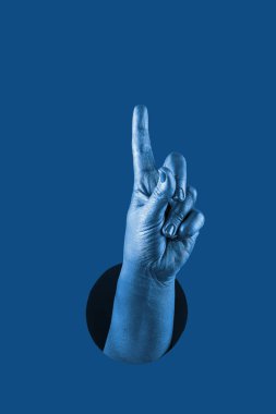 El, bir delikte farklı jestler ve semboller gösterir.